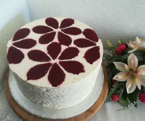 Tort w kwiatki z galaretką z truskawkami