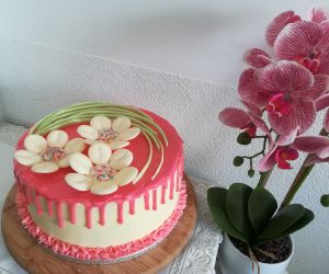 Tort urodzinowy z dekoracją z czekolady