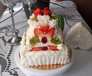 Piętrowy tort urodzinowy