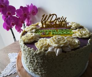 Tort urodzinowy na 60 lat z obłożeniem i dekoracją z mleka w proszku
