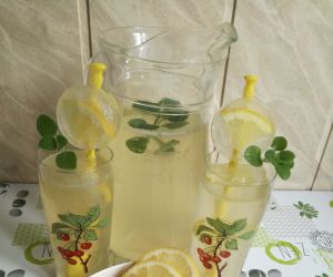 Lemoniada z miodem i cytryną