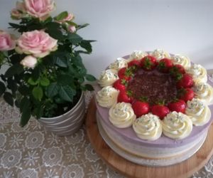 Tort serowo- truskawkowy z rozetkami