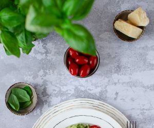 Tagliatelle z pesto z rukoli i pomidorkami koktajlowymi