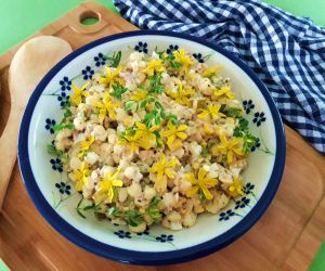 Makaronowa sałatka z tuńczykiem i jajkiem pod kwiatami dziurawca - wersja wakacyjna