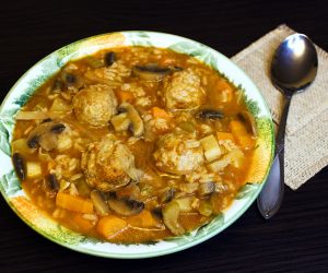 Gęsta zupa warzywna z klopsikami