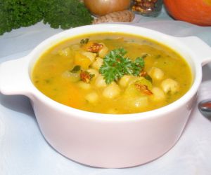 Zupa curry z dynią, papryką, ciecierzycą i mleczkiem kokosowym