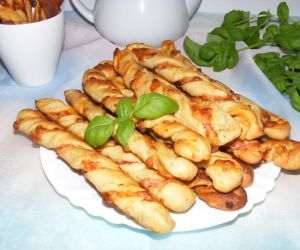 Zakręcone paluszki drożdżowe z szynka parmeńską, mozzarellą i parmezanem