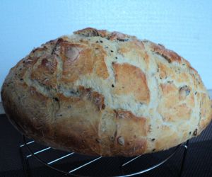 Chleb pszenny z ziarnami pieczony w żeliwnym garnku 1 wg maxwella