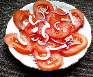 Sałatka z pomidorów z czerwoną cebulką