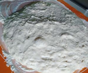 Wyrośnięte ciasto przed wyrobieniem i nałożeniem do blach