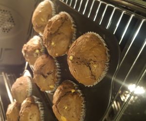 Muffinki czekoladowe z biala i gorzką czekolada po 1 tabliczce posiekane drobno