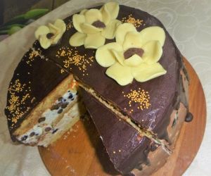 Tort urodzinowo-imieninowy z ozdobą czekoladową