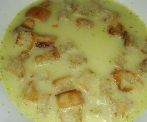 Zupa cebulowa z grzankami czosnkowymi