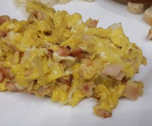 Jajecznica z szynką, cebulką i żółtym serem