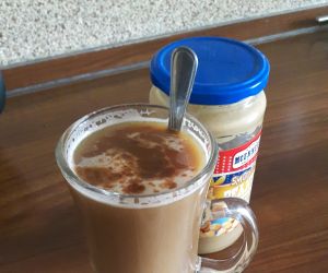 Kawa z masłem orzechowym i cynamonem
