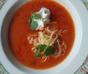 Zupa pomidorowa z makaronem .
