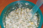 Sałatka z ryżu i zielonego groszku