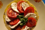 Gotowy omlet caprese