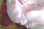 Różowa pianka kisielowa na owocach