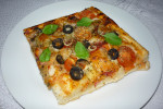 Pizza z salami, czarnymi oliwkami i mozzarella