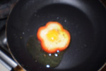 Smażenie jajka w papryce