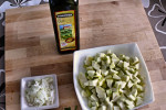 cukinia, cebula, oliwa przed podsmażeniem