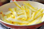 Bazyliowy makaron z cukinią w pikantnym sosie