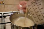 Do gotującego mleka wlać mieszaninę maki z mlekiem
