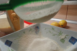 Przesiana mąka z proszkiem i sodą