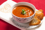 Aromatyczna zupa pomidorowa z czerwonym winem i wołowiną