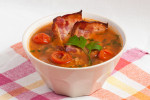 rozgrzewająca zupa z soczewicą, kasztanami i pomidorami