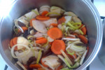 warzywa i grzyby z rybą przygotowane do gotowania