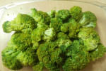 W naczyniu żaroodpornym układamy brokuły