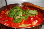Pomidory z warzywami i bazylią