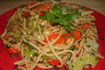 Pełnoziarniste spaghetti z sosem orzechowo-sezamowym
