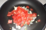 Smażenie pomidora i cebulki
