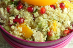 Sałatka z quinoa, kurczakiem i owocami