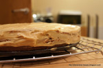 Cynamonowo-goździkowe ciasto z kremem z masła orzechowego.
