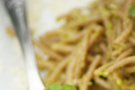 Pesto z orkiszowo - razowym spaghetti