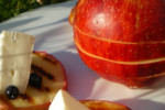 Jabłka grillowane z serem camembert