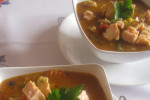 Pikantna zupa rybna z ryb mieszanych i warzyw