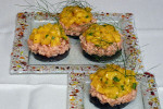 Tatar z łososia na bakłażanie z salsą z mango
