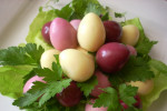 sałatka z kolorowymi jajeczkami 