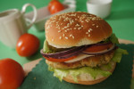 Wegetariański hamburger z kotletem z kaszy