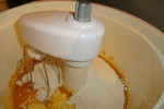 wsypywanie mąki do ciasta