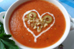 Walentynkowa kremowa zupa pomidorowa z białym winem