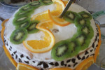 Dekoracja z użyciem pomarańczy, płatków czekolady i kiwi
