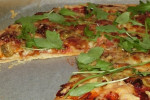 Pizza z mozzarellą, suszonymi pomidorami i rukolą