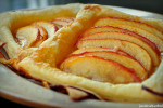 Drożdżówki z ciasta francuskiego z jabłkami w cydrowej glazurze