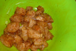 Kolorowe szaszłyki z sosem cebulowym